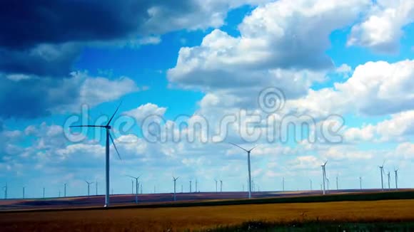 绿松石天空的风力涡轮机绿色能源时间流逝缩小视频的预览图