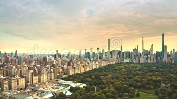 空中无人机拍摄的纽约市中心天际线视频的预览图