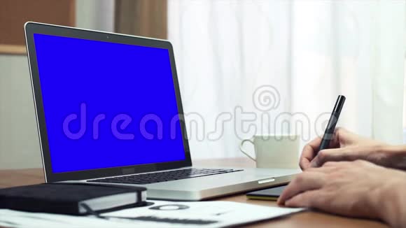 男性在家中使用数字绘图平板电脑和笔记本电脑视频的预览图