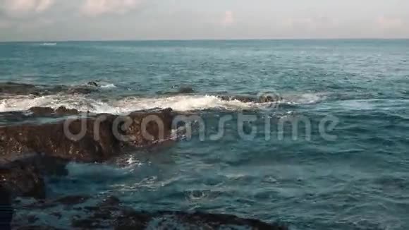 海浪拍打着暗礁的小浪视频的预览图