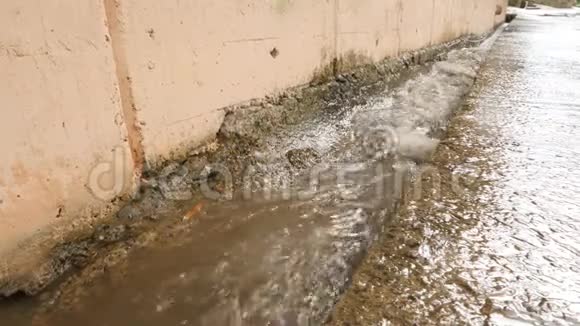 雨期间的暴风雨污水环境问题4k慢镜头视频的预览图