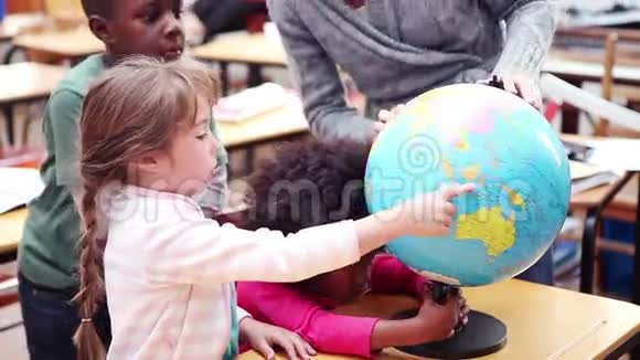 教师向学生展示地球仪视频的预览图