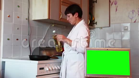 女人在厨房准备食物绿色屏幕视频的预览图