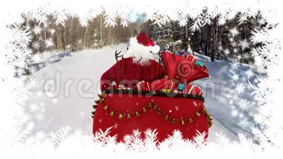 圣诞老人乘坐雪橇旅行冬天的风景和树木视频的预览图