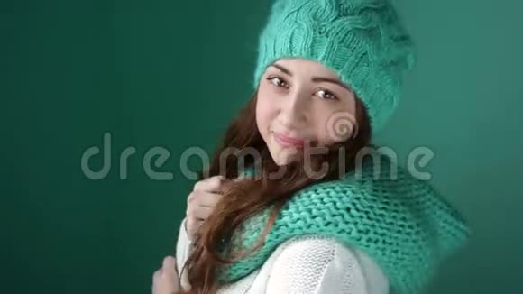戴着绿松石针织帽子的微笑女孩视频的预览图