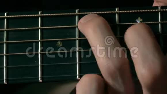 吉他手触摸线在微动板上音乐表演4K宏观视频视频的预览图
