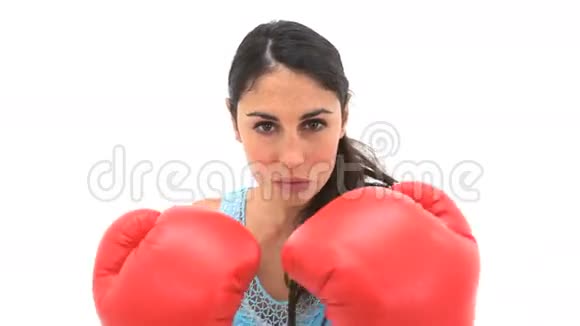 戴拳击手套的严肃女人视频的预览图