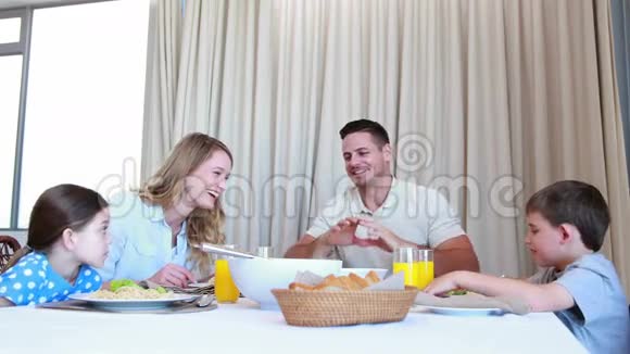 快乐的家人在餐桌上聊天视频的预览图