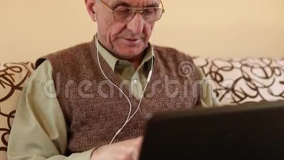 老人通过笔记本电脑交流带笔记本的男人视频的预览图