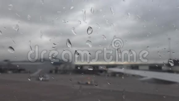 雨天机场运输视频的预览图