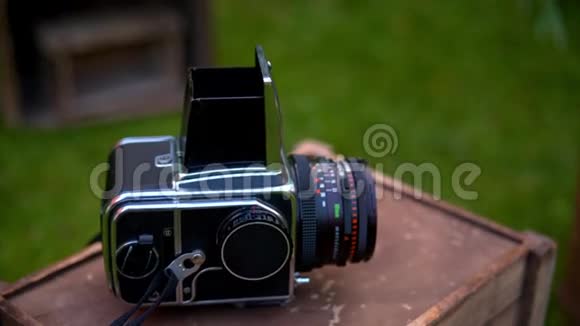 摄像机哈桑布拉德在草坪上的一张白色椅子上视频的预览图