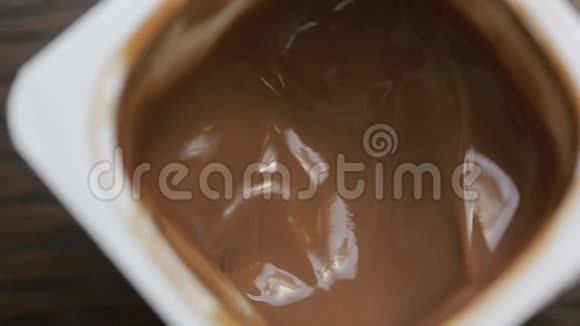 巧克力慕斯用勺子吃特写镜头顶部视图视频的预览图