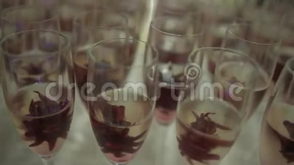 香槟许多带有闪烁香槟的眼镜视频的预览图