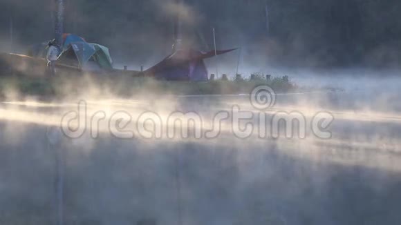 雾在森林露营的早晨湖上视频的预览图
