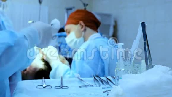 外科医生操作病人小组视频的预览图