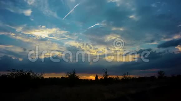 日落时多云的天空视频的预览图