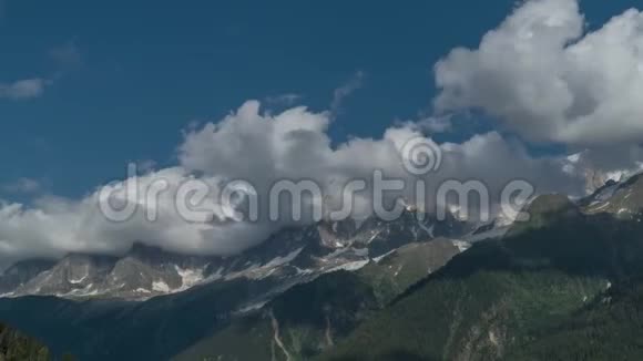 云层越过欧洲阿尔卑斯山视频的预览图