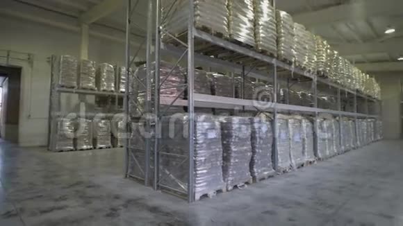 大型家具仓库夹层架子大包装的食物准备发送仓库批发商视频的预览图
