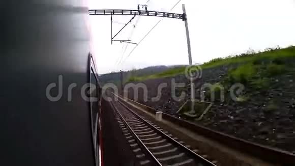 一列火车顺路经过美丽的乡村风景视频的预览图
