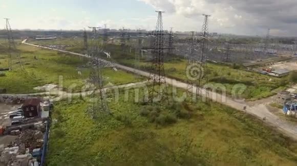高压塔和电力线的鸟瞰图视频的预览图