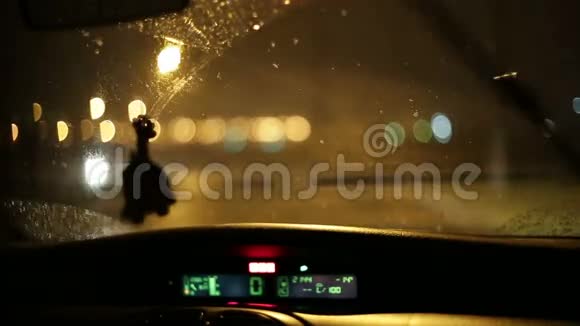 这是下雪的夜晚从汽车通过挡风玻璃看到道路视频的预览图