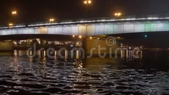 夜晚船在桥下漂河在船上摄像视频的预览图