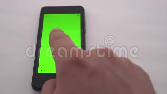 绿色屏幕上的手触摸电话视频的预览图