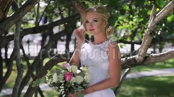 婚礼当天新娘特写的肖像在公园里散步视频的预览图