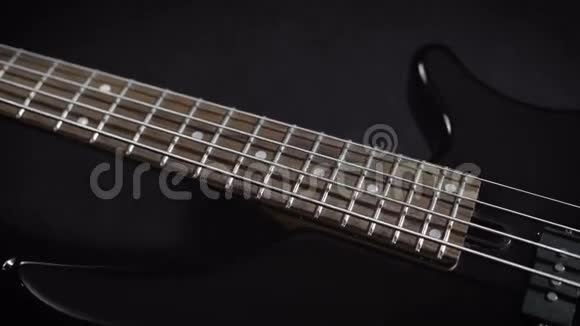 电动黑低音吉他视频的预览图