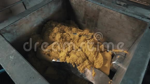 混合黄动砂质量的金属刀片视频的预览图