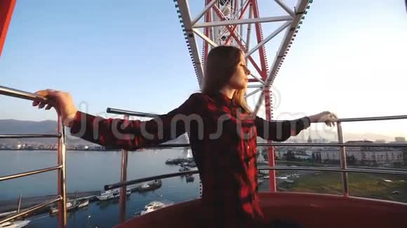 旅游美女从高处观光城市视频的预览图