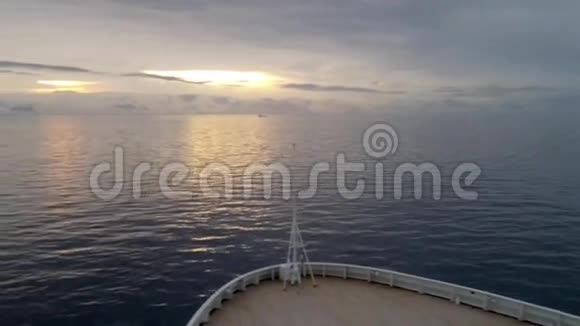 从南极的游轮上看到布拉班特岛上的日出视频的预览图