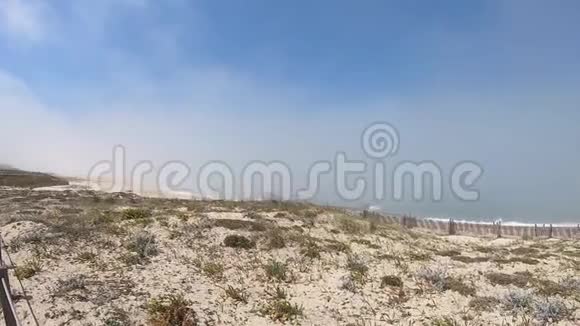 大西洋的景色葡萄牙瓦尔齐姆省波沃瓦的空海滩在雾蒙蒙的秋日海浪拍打着海岸视频的预览图
