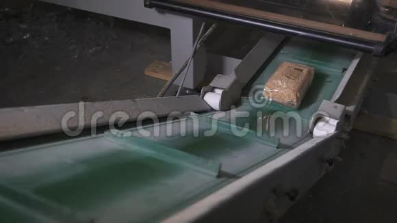 燕麦麦片在工厂是用袋子包装的视频的预览图