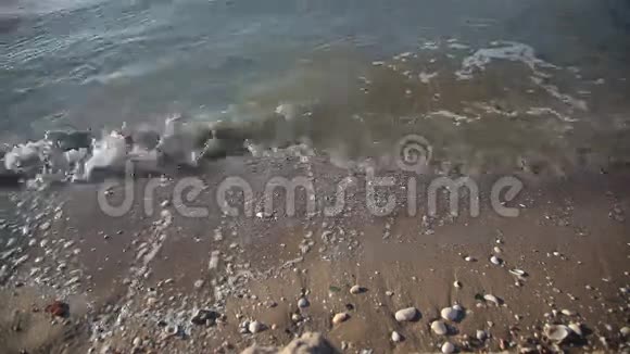 一个人沿着海滨散步视频的预览图