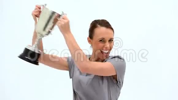 女商人挥舞着奖杯视频的预览图