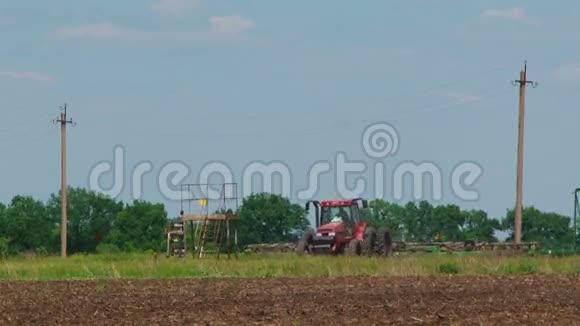 播种作物的农业拖拉机视频的预览图