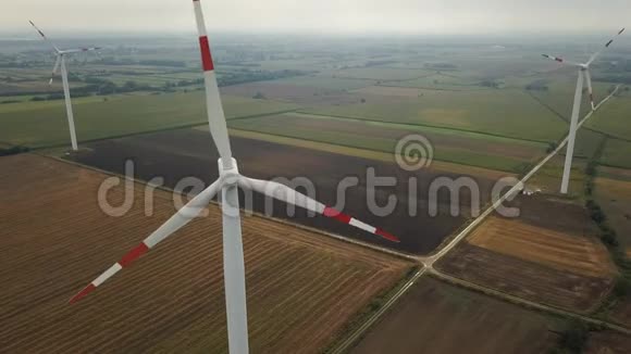 波兰风力发电机组鸟瞰图视频的预览图