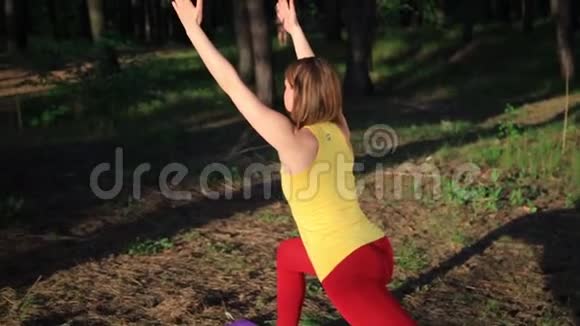女孩在森林日落时练习瑜伽慢动作视频的预览图