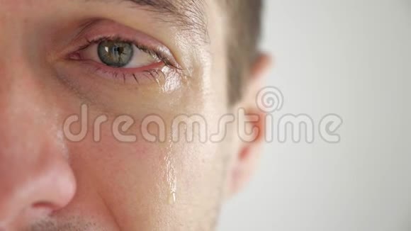 半张脸的肖像悲伤的人哭着眼泪绝望中的人视频的预览图
