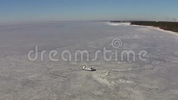 气垫船在冰冻湖上移动视频的预览图