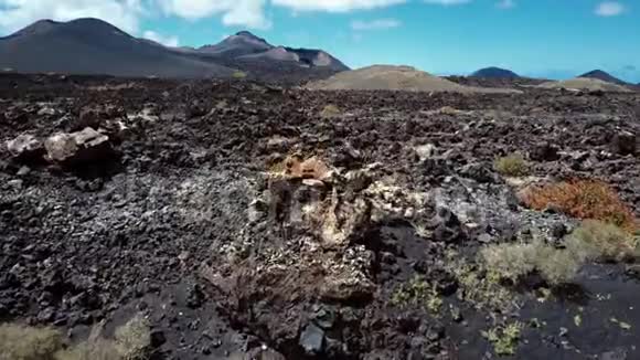 兰萨罗特蒂曼法亚国家公园附近火山谷的空中全景视频的预览图