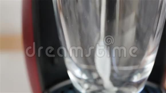 热牛奶倒入玻璃高清特写镜头视频的预览图