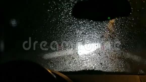 汽车雨刷日夜不停视频的预览图