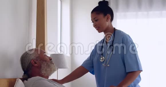 成熟的男人和护士视频的预览图