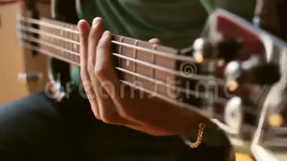 弹电低音吉他的人视频的预览图