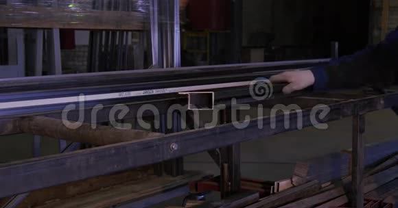 轧钢板用轧机机倾斜移位效应工人把金属型材带到机器上金属视频的预览图