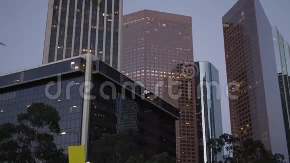 洛杉矶市中心街景交通繁忙市中心街道上晚上的交通视频的预览图