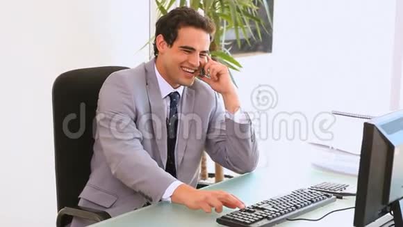 商人坐在电脑前视频的预览图