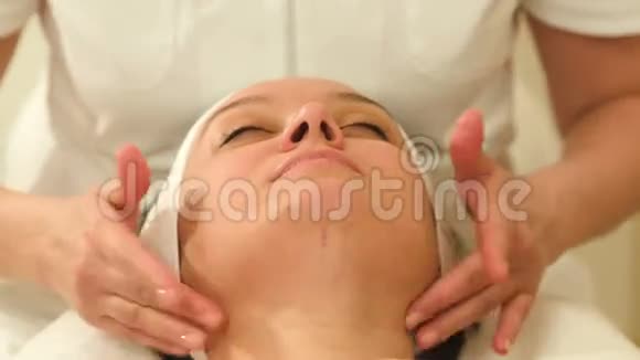 女人在美容美容水疗中心放松视频的预览图